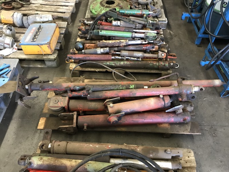 Grote partij hydraulische cilinders - الاسطوانة الهيدروليكية - الآلات والماكينات الزراعية: صور 4 Grote partij hydraulische cilinders - الاسطوانة الهيدروليكية - الآلات والماكينات الزراعية: صور 4