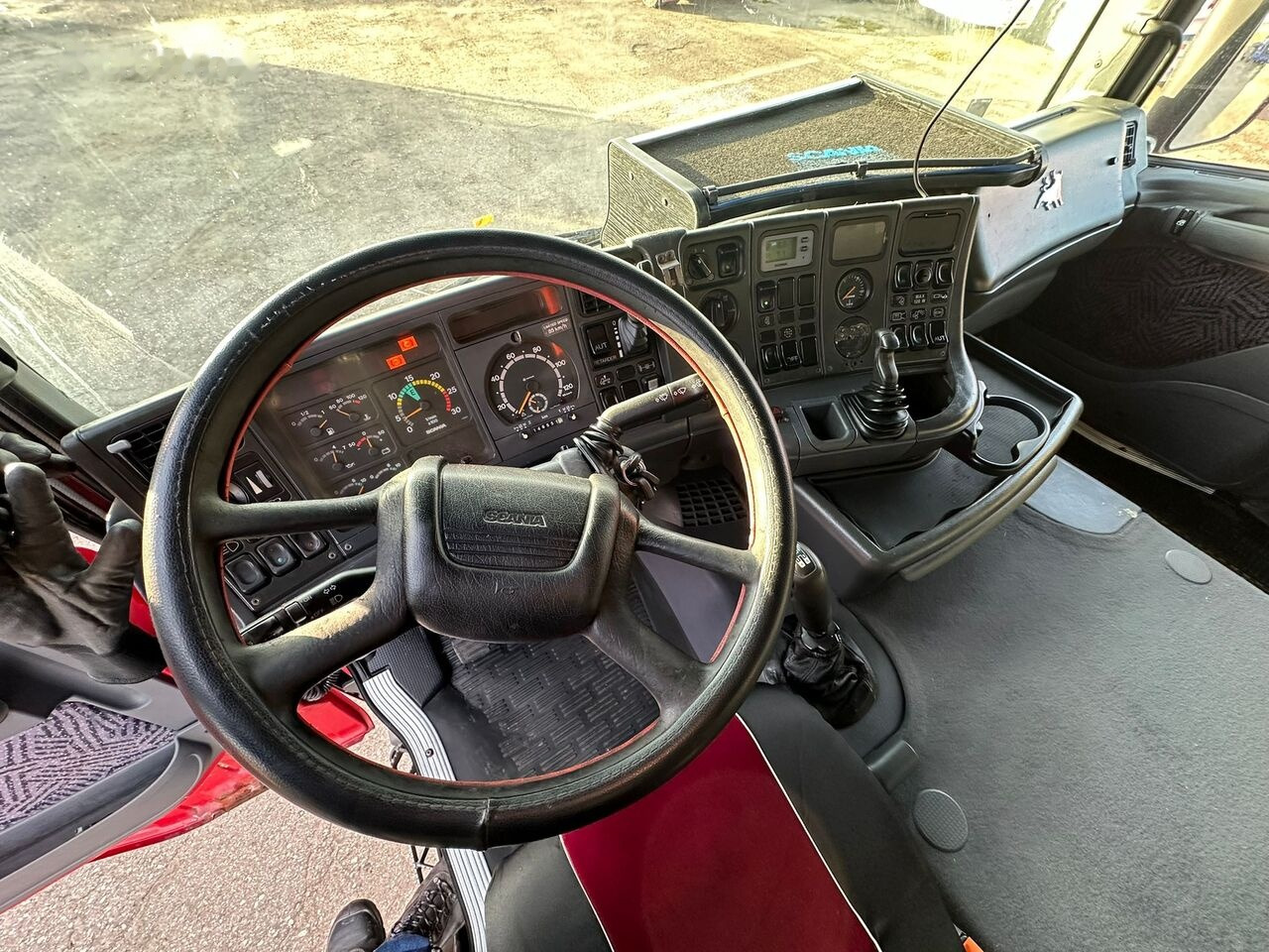 Interior photo 1: شاحنة جرار Scania R124