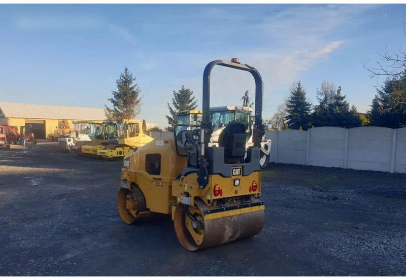 Caterpillar CB 24B road roller - مدحلة: صور 4 Caterpillar CB 24B road roller - مدحلة: صور 4