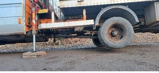 قلابات, شاحنة كرين Mercedes-Benz 413 - Doka tipper+crane with gripper: صور 15