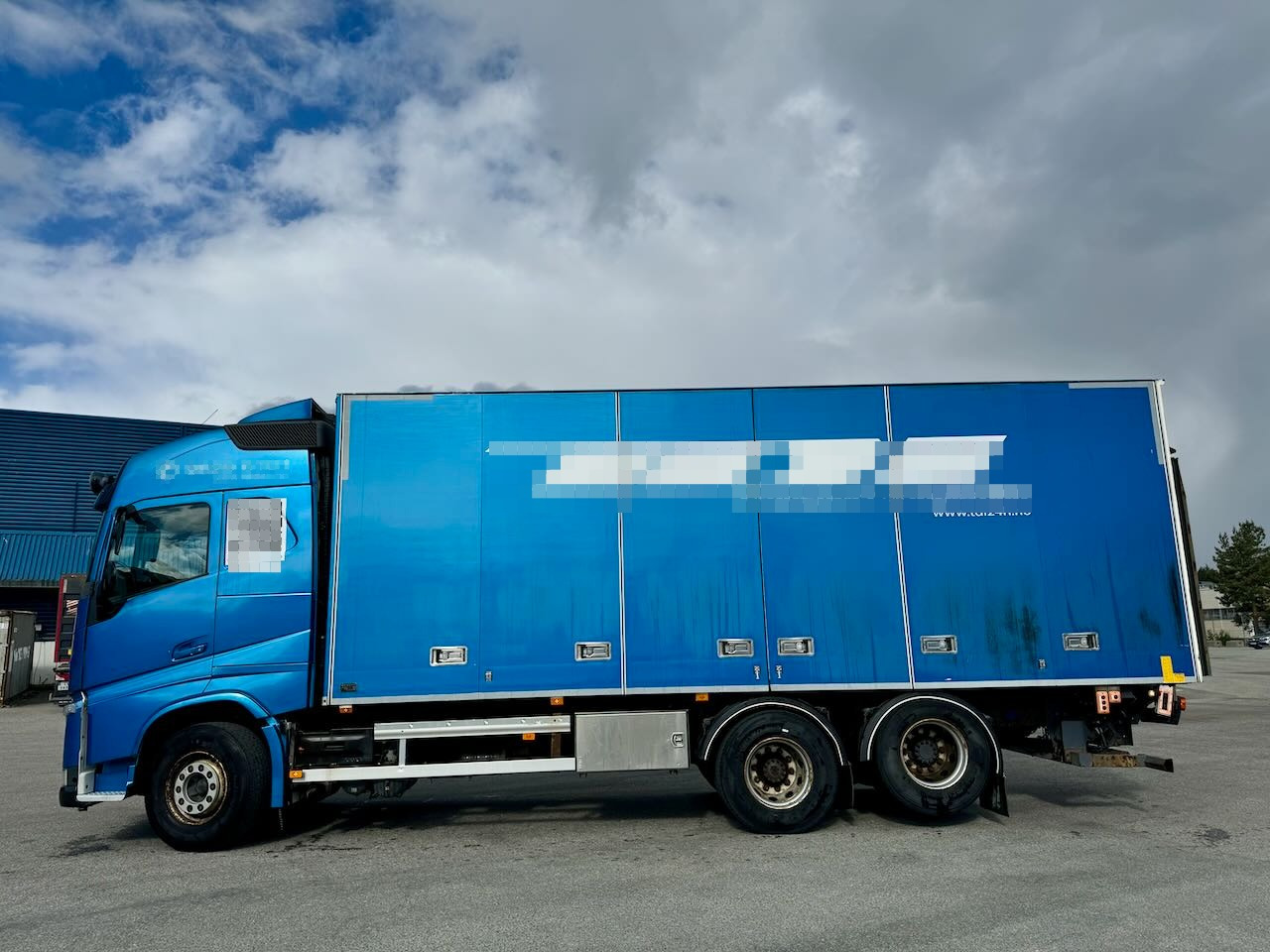 Volvo Fh540 6x2 skapbil m/ full sideåpning og lift - بصندوق مغلق شاحنة: صور 2 Volvo Fh540 6x2 skapbil m/ full sideåpning og lift - بصندوق مغلق شاحنة: صور 2