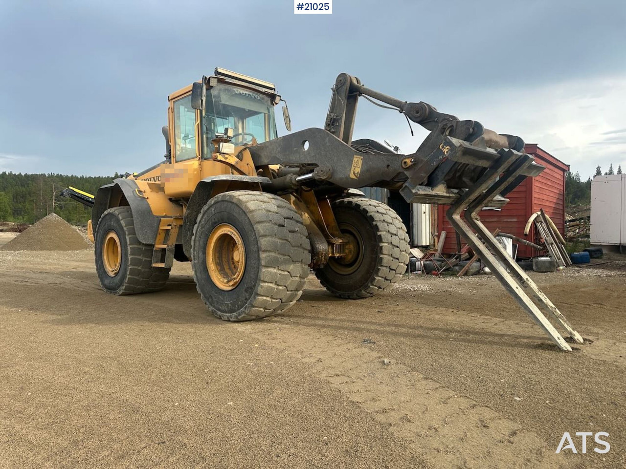 Volvo L120E hjullaster m/ vekt, skuffe og overhalt motor - اللودر بعجل: صور 1 Volvo L120E hjullaster m/ vekt, skuffe og overhalt motor - اللودر بعجل: صور 1