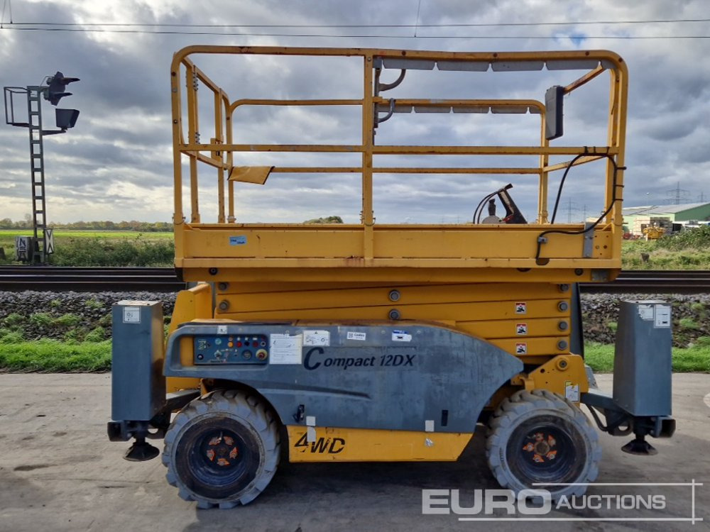 2016 Haulotte Compact 12DX - رافعات مقصية: صور 2 2016 Haulotte Compact 12DX - رافعات مقصية: صور 2