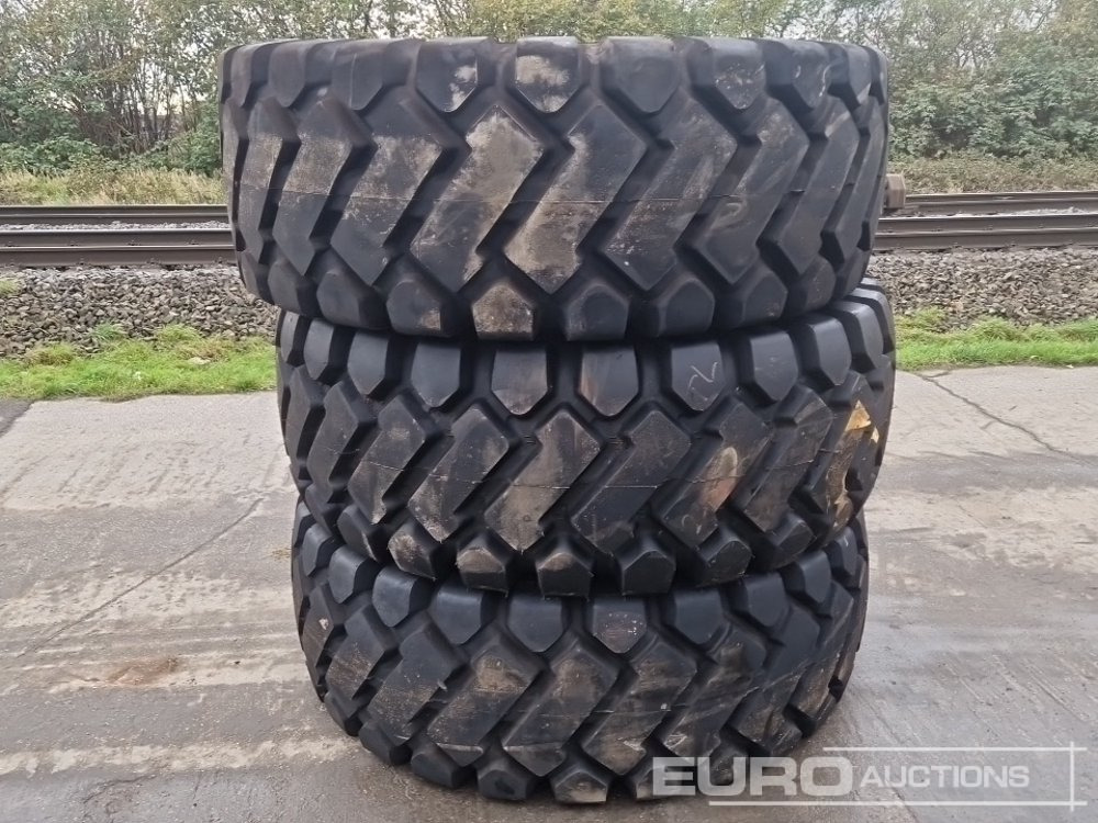 23.5-25 Truck Tyres (3 of) - الإطارات: صور 1 23.5-25 Truck Tyres (3 of) - الإطارات: صور 1