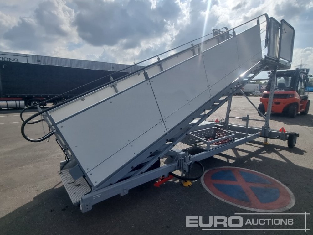 BLUMENBECKER PT17 Twin Axle Air Craft Service Staircase - سلالم الطائرة: صور 4 BLUMENBECKER PT17 Twin Axle Air Craft Service Staircase - سلالم الطائرة: صور 4