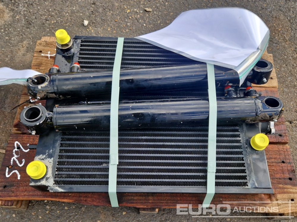 Cylinder (2 of) + Radiator to suit Thwaites MACH201 - قطع الغيار: صور 1 Cylinder (2 of) + Radiator to suit Thwaites MACH201 - قطع الغيار: صور 1