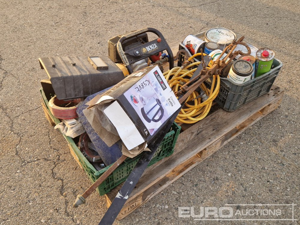 Pallet of Welding Machine, Welding Masks, Generator, Tubs of Paint - معدات البناء: صور 2 Pallet of Welding Machine, Welding Masks, Generator, Tubs of Paint - معدات البناء: صور 2