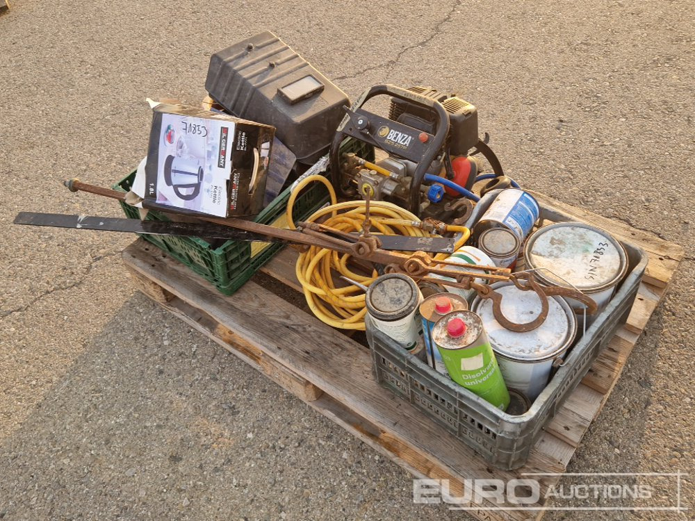 Pallet of Welding Machine, Welding Masks, Generator, Tubs of Paint - معدات البناء: صور 1 Pallet of Welding Machine, Welding Masks, Generator, Tubs of Paint - معدات البناء: صور 1