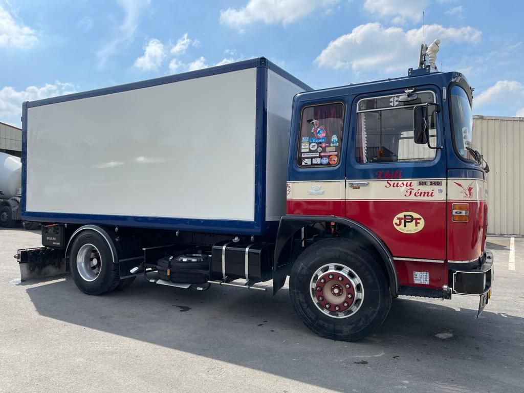 Camion SAVIEM SM 240 - بصندوق مغلق شاحنة: صور 2 Camion SAVIEM SM 240 - بصندوق مغلق شاحنة: صور 2