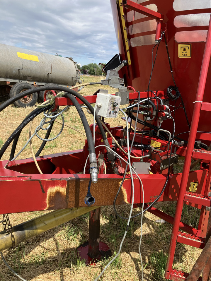 BVL Futtermischwagen V-Mix 18 2S - آلة خلط وتوزيع الأعلاف: صور 3 BVL Futtermischwagen V-Mix 18 2S - آلة خلط وتوزيع الأعلاف: صور 3