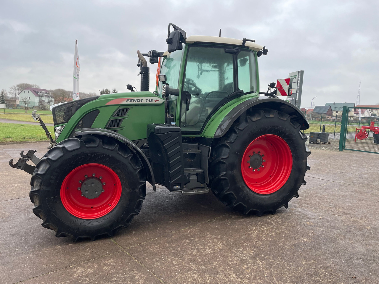 Fendt 718 Vario S4 ProfiPlus - جرار: صور 1 Fendt 718 Vario S4 ProfiPlus - جرار: صور 1