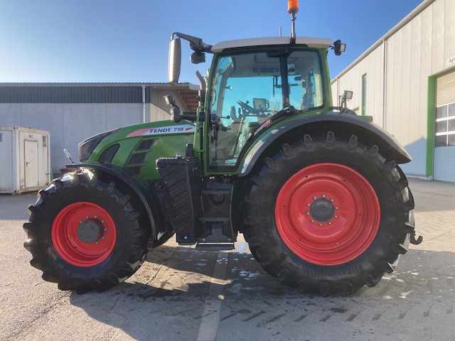 Fendt 718 Vario S4 Profi - جرار: صور 1 Fendt 718 Vario S4 Profi - جرار: صور 1