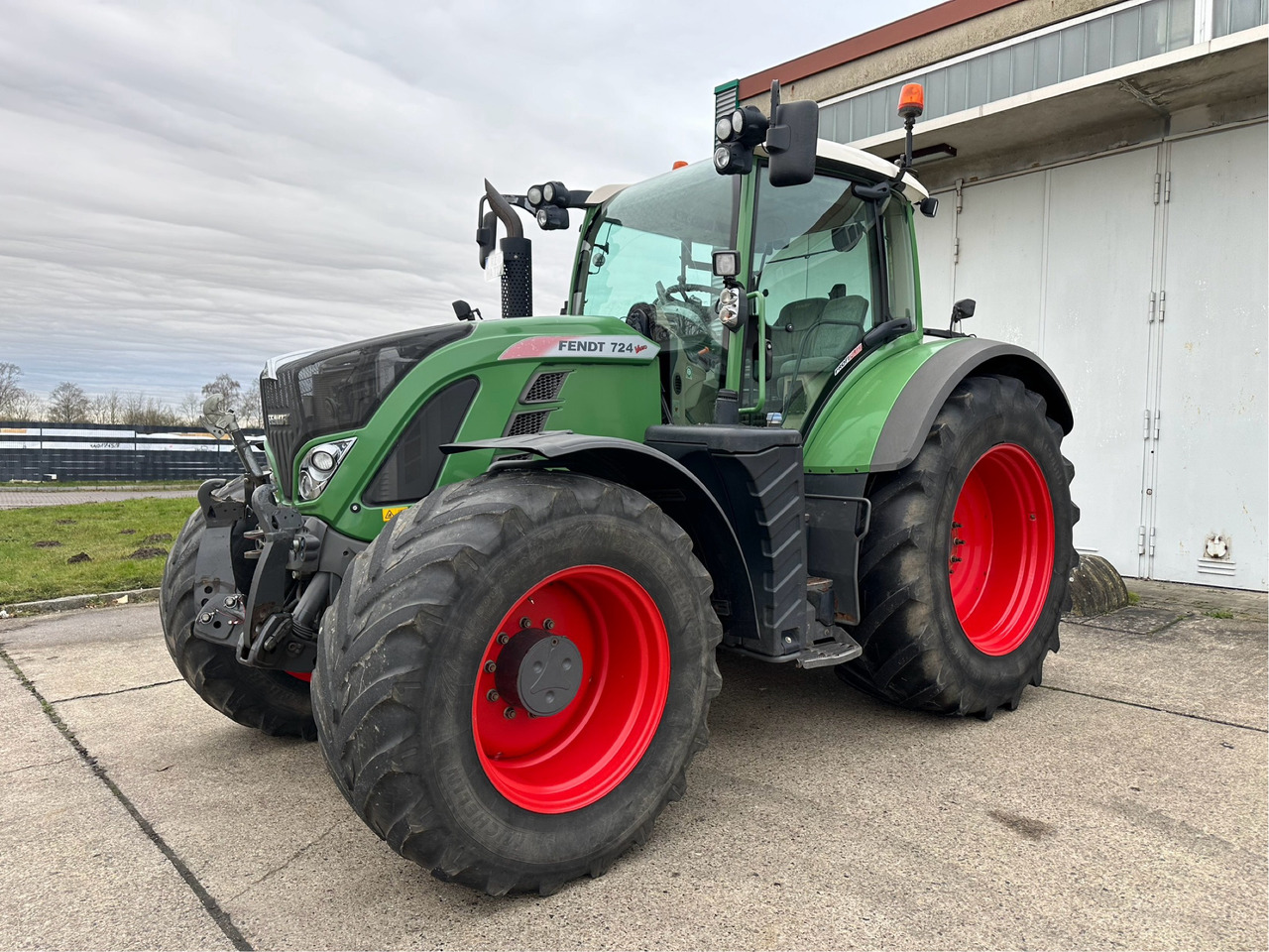 Fendt 724 Vario S4 Profi Plus - جرار: صور 1 Fendt 724 Vario S4 Profi Plus - جرار: صور 1