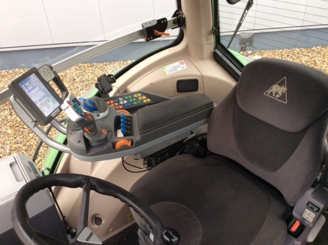 Fendt 824 Vario S4 Profi - جرار: صور 3 Fendt 824 Vario S4 Profi - جرار: صور 3