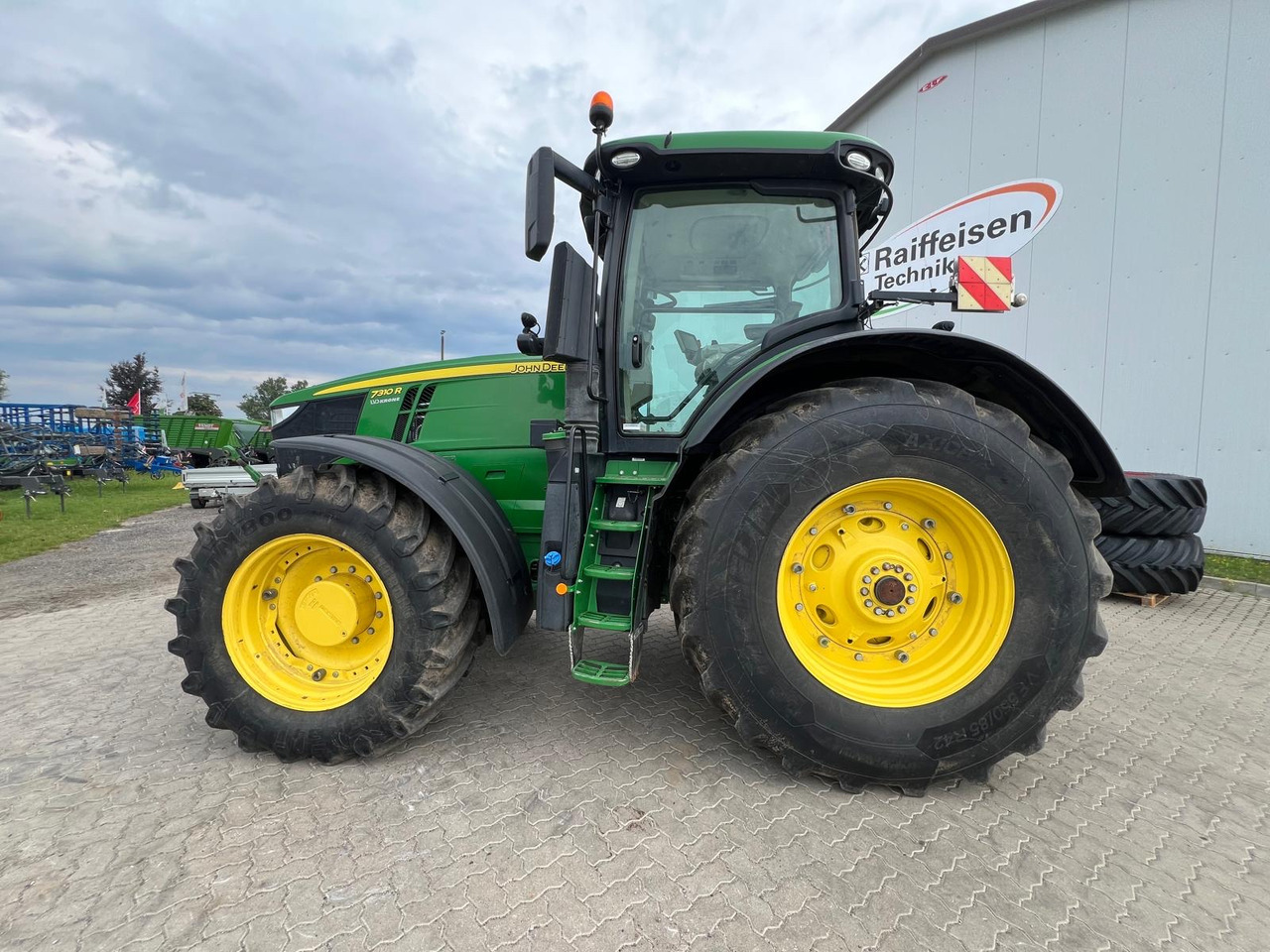 جرار John Deere 7310 R: صور 10