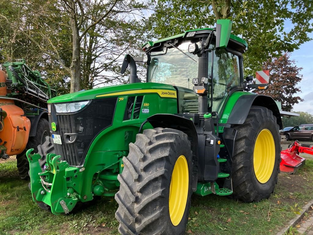 John Deere 7R 330 - جرار: صور 1 John Deere 7R 330 - جرار: صور 1
