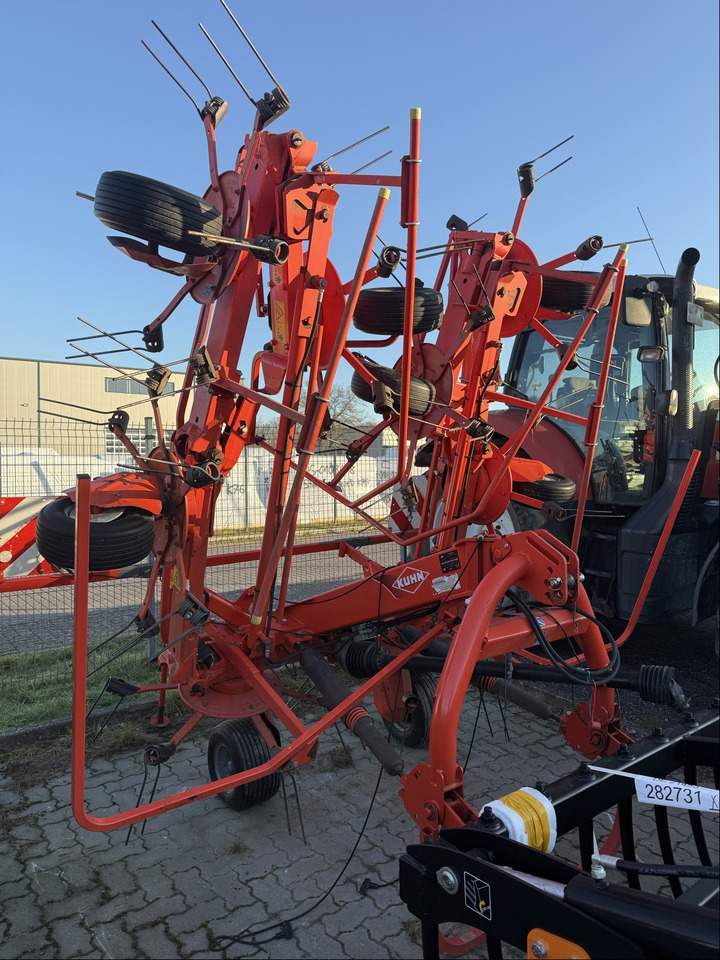 Kuhn Heuwender GF 8702 - لمّامَة القش: صور 1 Kuhn Heuwender GF 8702 - لمّامَة القش: صور 1