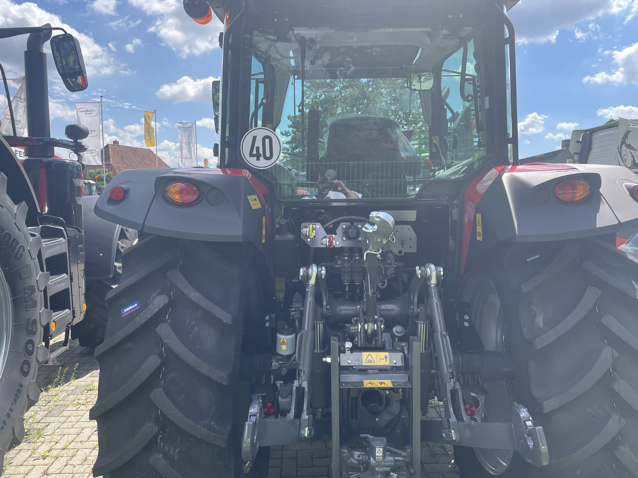Massey Ferguson 5711M Dyna-4 4WD Cab - جرار: صور 4 Massey Ferguson 5711M Dyna-4 4WD Cab - جرار: صور 4