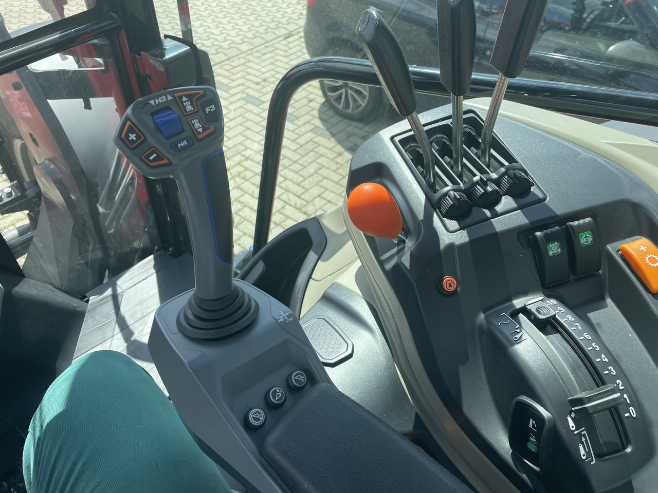 Massey Ferguson 5711M Dyna-4 4WD Cab - جرار: صور 2 Massey Ferguson 5711M Dyna-4 4WD Cab - جرار: صور 2