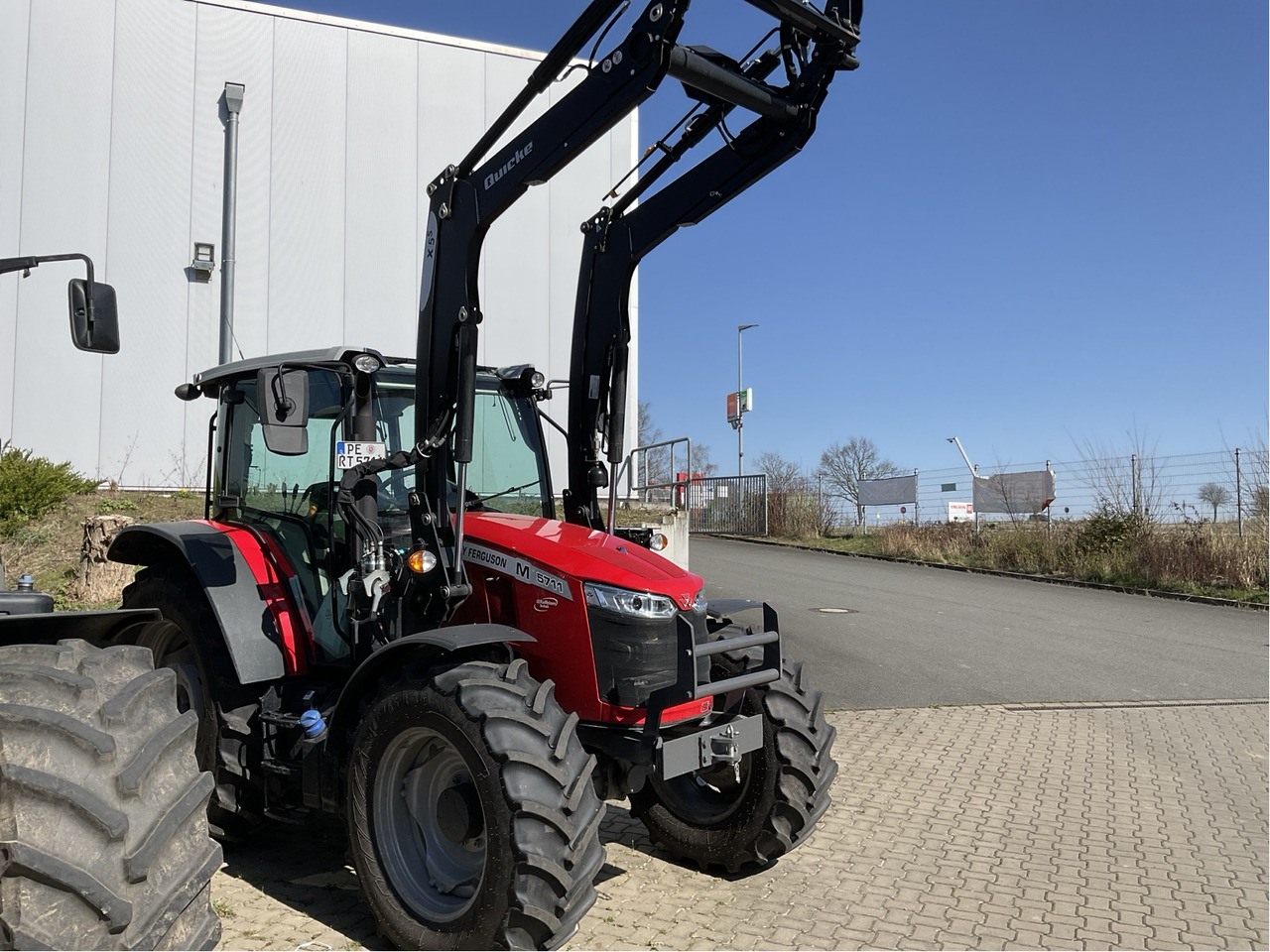 Massey Ferguson 5711M Dyna-44WD Cab Essen - جرار: صور 1 Massey Ferguson 5711M Dyna-44WD Cab Essen - جرار: صور 1