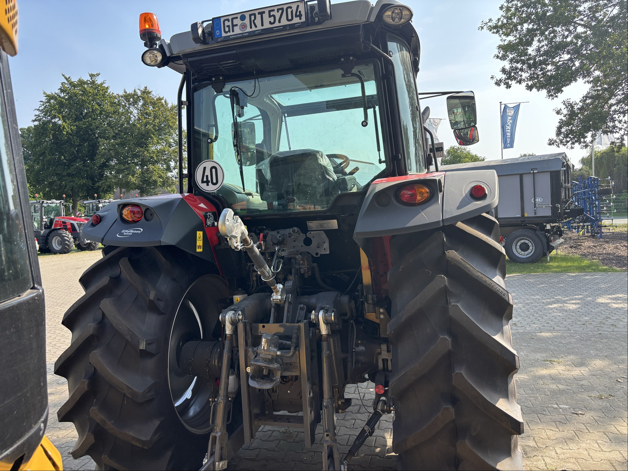 Massey Ferguson 5712M 4WD Cab Essential - جرار: صور 3 Massey Ferguson 5712M 4WD Cab Essential - جرار: صور 3