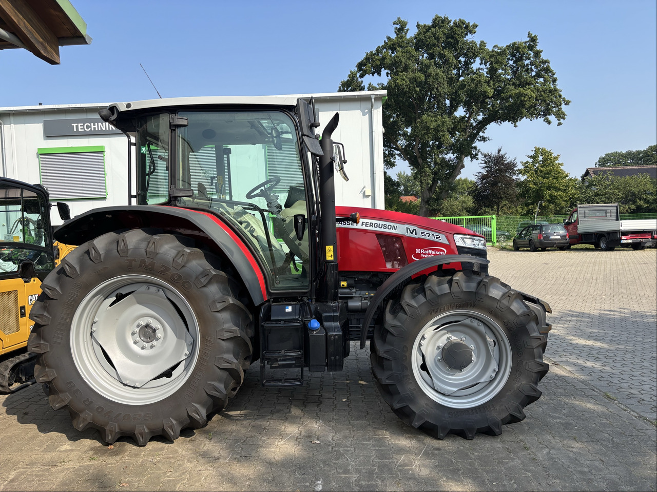 Massey Ferguson 5712M 4WD Cab Essential - جرار: صور 5 Massey Ferguson 5712M 4WD Cab Essential - جرار: صور 5