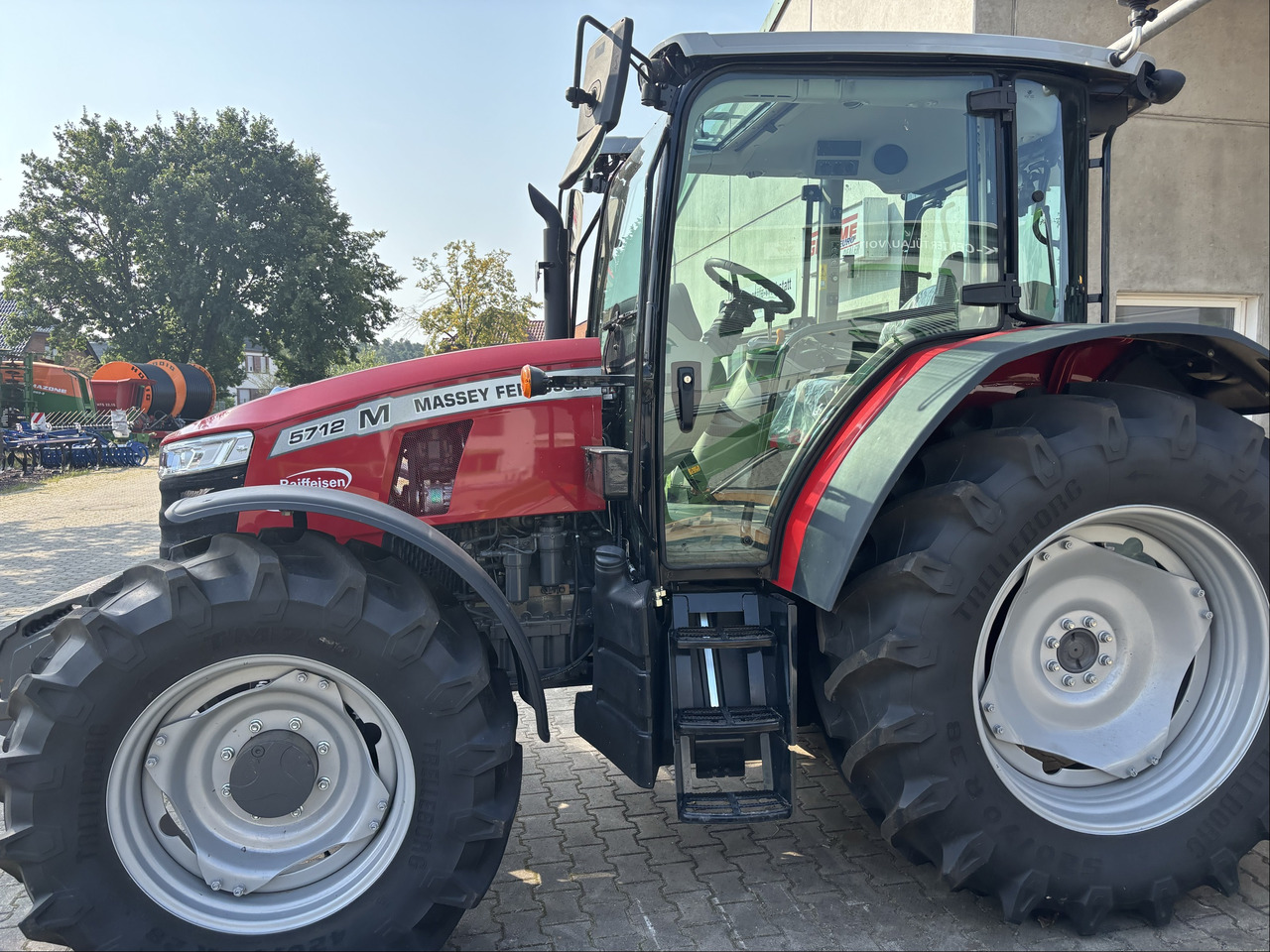 Massey Ferguson 5712M 4WD Cab Essential - جرار: صور 3 Massey Ferguson 5712M 4WD Cab Essential - جرار: صور 3