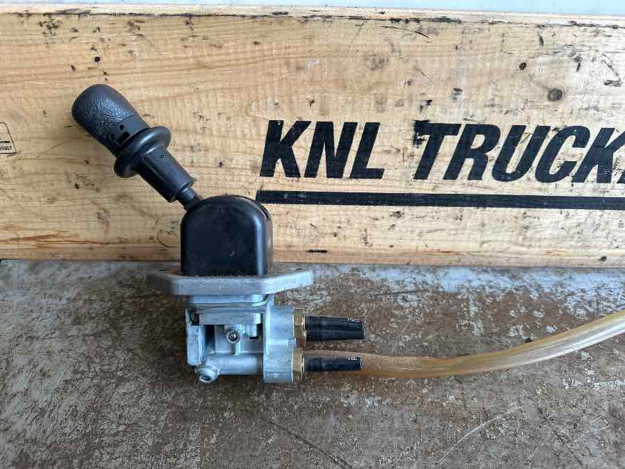 MAN HANDBRAKE 81.52315-6208 - الكابينة والداخلية - شاحنة: صور 1 MAN HANDBRAKE 81.52315-6208 - الكابينة والداخلية - شاحنة: صور 1