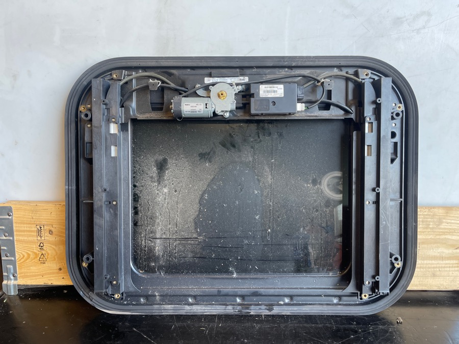 MERCEDES SUN ROOF A9438300342 - الكابينة والداخلية - شاحنة: صور 2 MERCEDES SUN ROOF A9438300342 - الكابينة والداخلية - شاحنة: صور 2