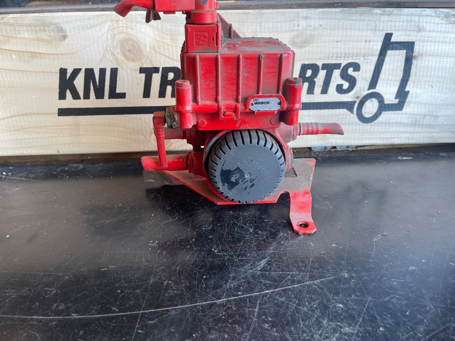 MERCEDES VALVE A0004296324 - صمام الفرامل - شاحنة: صور 1 MERCEDES VALVE A0004296324 - صمام الفرامل - شاحنة: صور 1