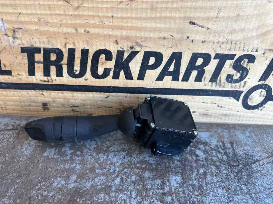 RENAULT LEVER SWITCH 7422007399 - الكابينة والداخلية - شاحنة: صور 2 RENAULT LEVER SWITCH 7422007399 - الكابينة والداخلية - شاحنة: صور 2