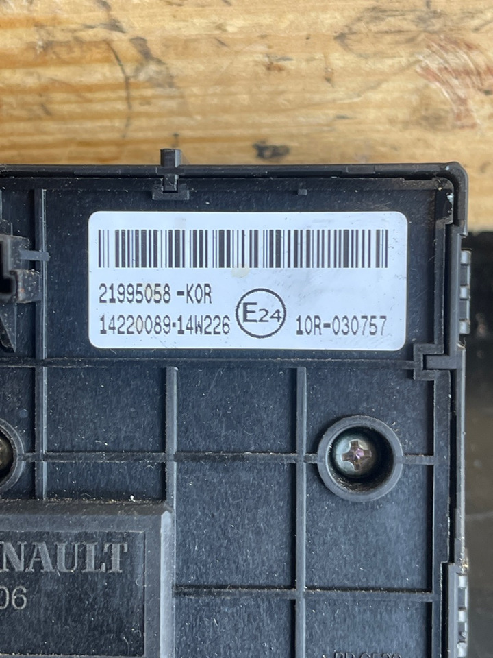 RENAULT SWITCH LIGHT 7421995058 - الكابينة والداخلية - شاحنة: صور 2 RENAULT SWITCH LIGHT 7421995058 - الكابينة والداخلية - شاحنة: صور 2