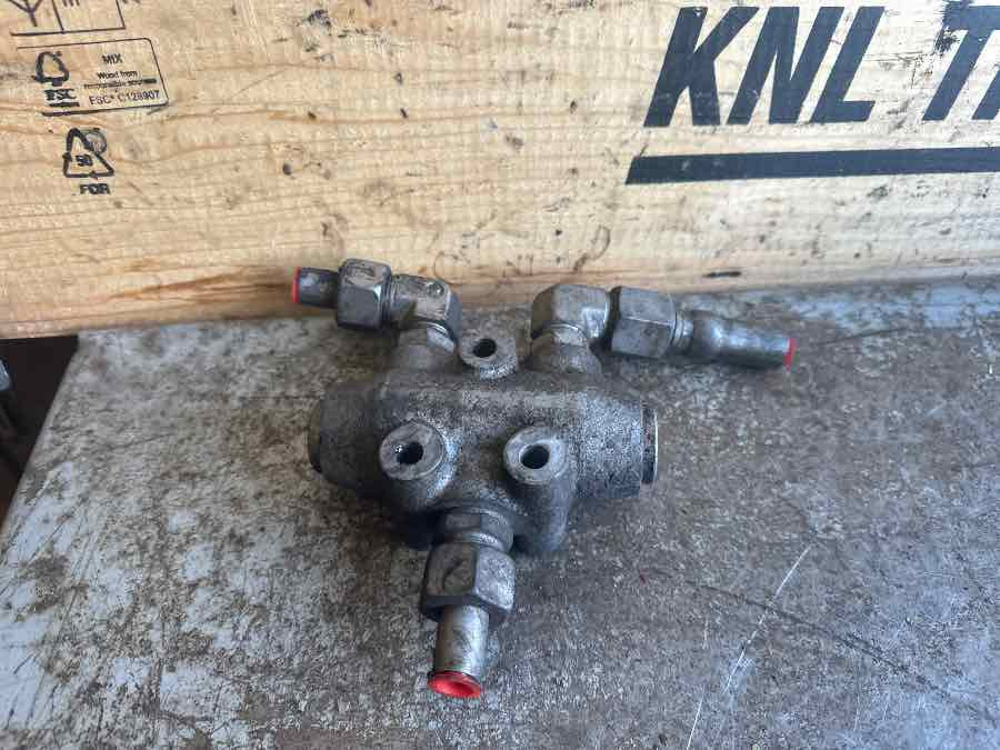 VOLVO STEERING VALVE 20757513 - صمام الفرامل - شاحنة: صور 1 VOLVO STEERING VALVE 20757513 - صمام الفرامل - شاحنة: صور 1