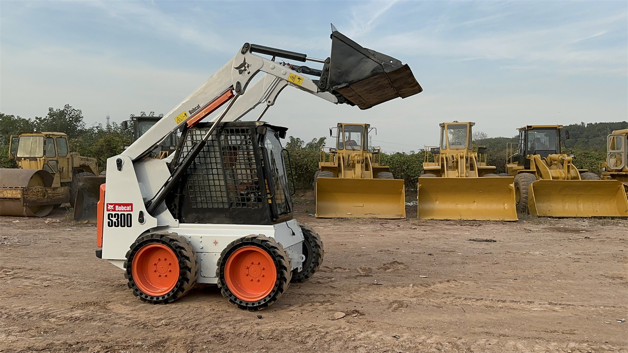 BOBCAT S300 - شيول صغير: صور 1 BOBCAT S300 - شيول صغير: صور 1
