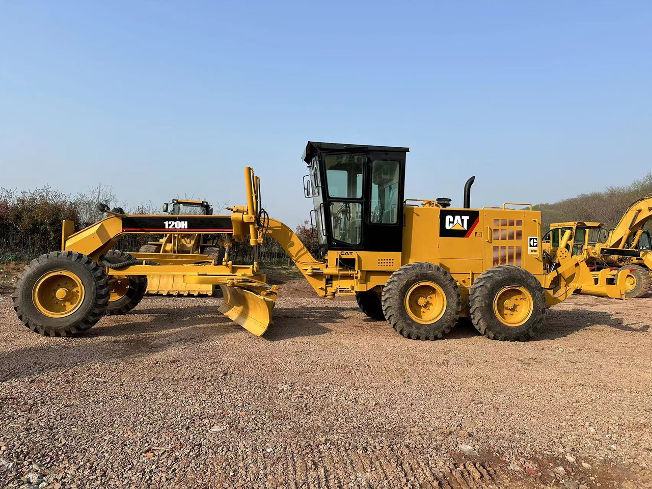 CATERPILLAR 120H motor grader - آلة تسوية الأرض: صور 1 CATERPILLAR 120H motor grader - آلة تسوية الأرض: صور 1