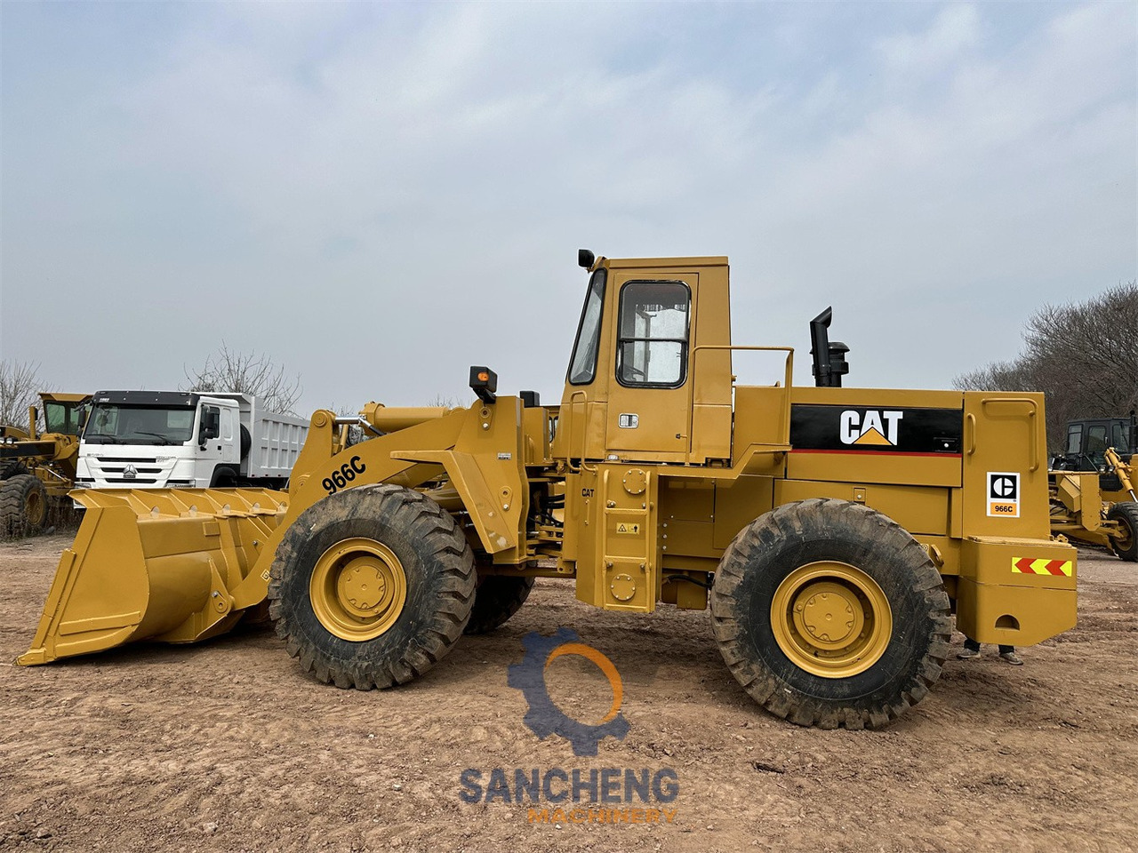 اللودر بعجل CATERPILLAR 966C: صور 8