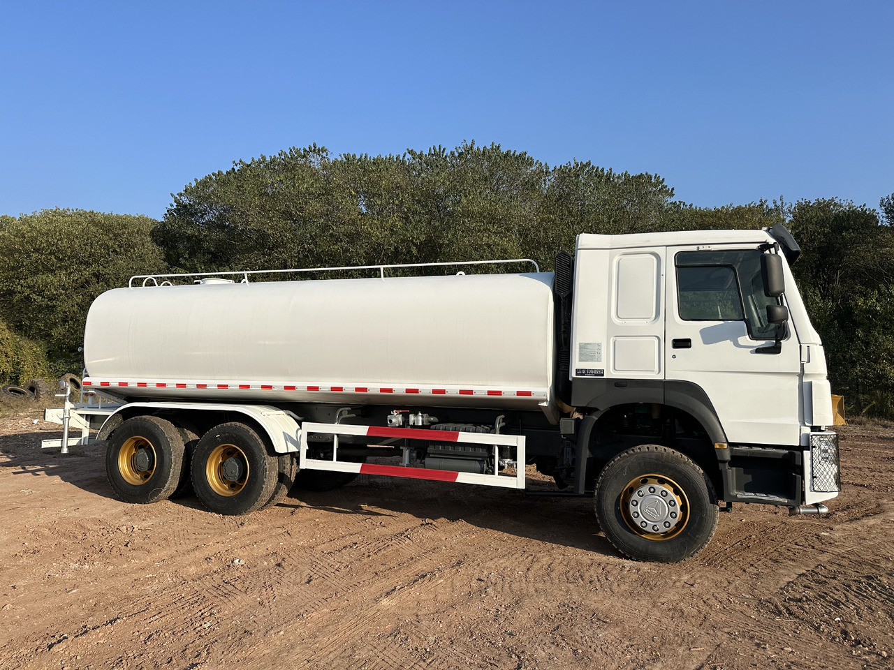 SINOTRUK HOWO 371 Water Tanker Truck - شاحنة صهريج: صور 3 SINOTRUK HOWO 371 Water Tanker Truck - شاحنة صهريج: صور 3