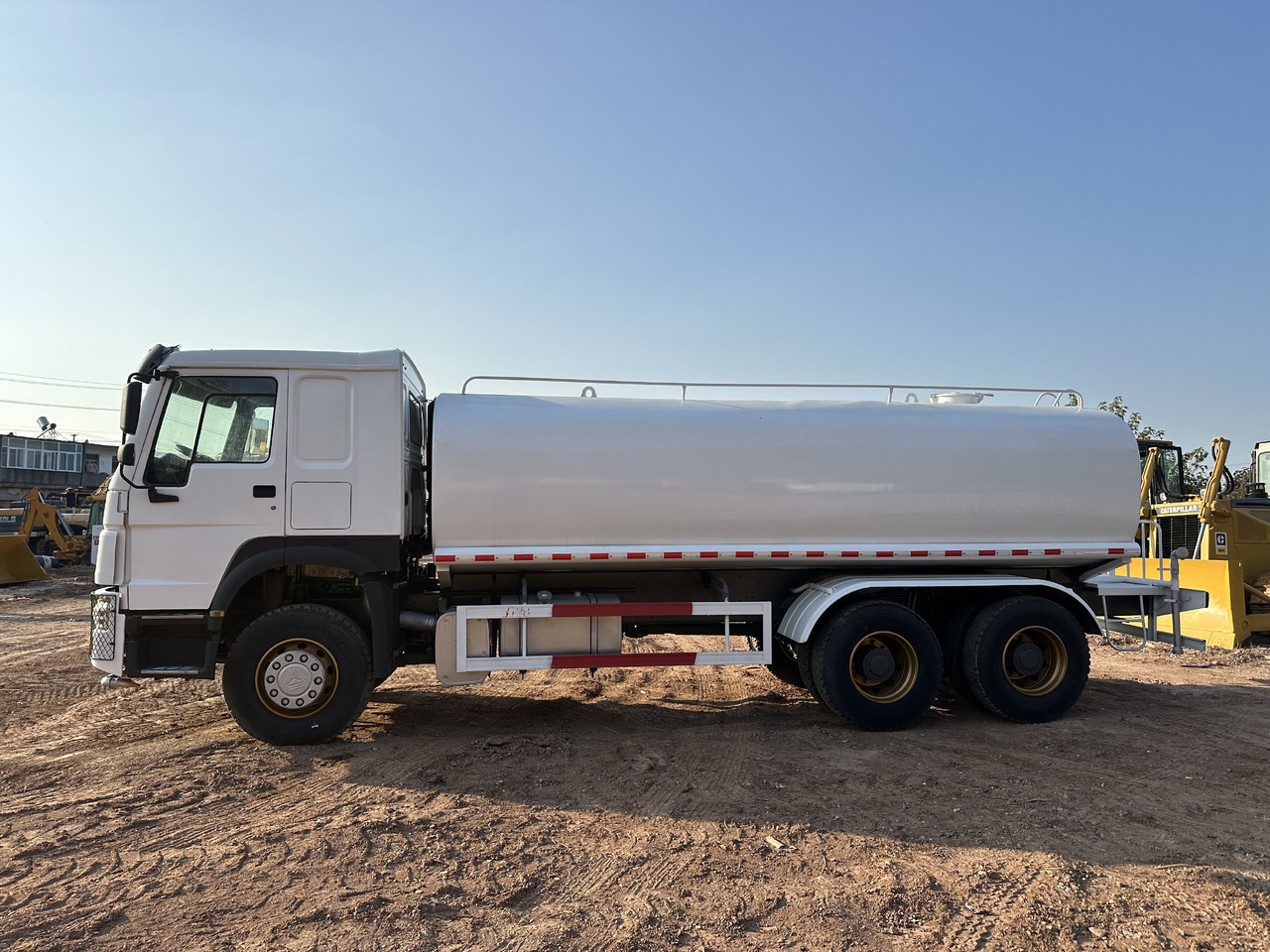 SINOTRUK HOWO 371 Water Tanker Truck - شاحنة صهريج: صور 5 SINOTRUK HOWO 371 Water Tanker Truck - شاحنة صهريج: صور 5