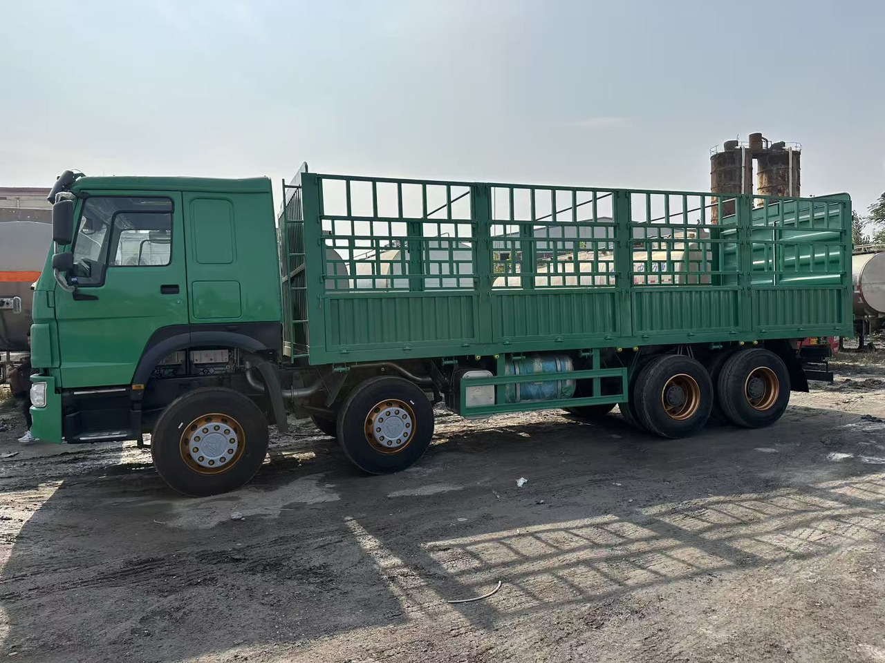 SINOTRUK HOWO 420hp 8x4 fence truck - شاحنات مسطحة: صور 2 SINOTRUK HOWO 420hp 8x4 fence truck - شاحنات مسطحة: صور 2