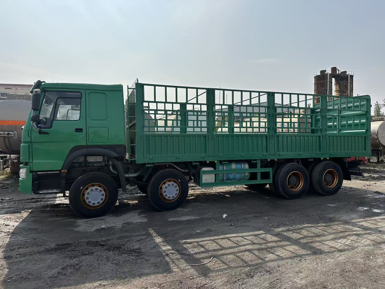SINOTRUK HOWO 420hp 8x4 fence truck - شاحنات مسطحة: صور 4 SINOTRUK HOWO 420hp 8x4 fence truck - شاحنات مسطحة: صور 4