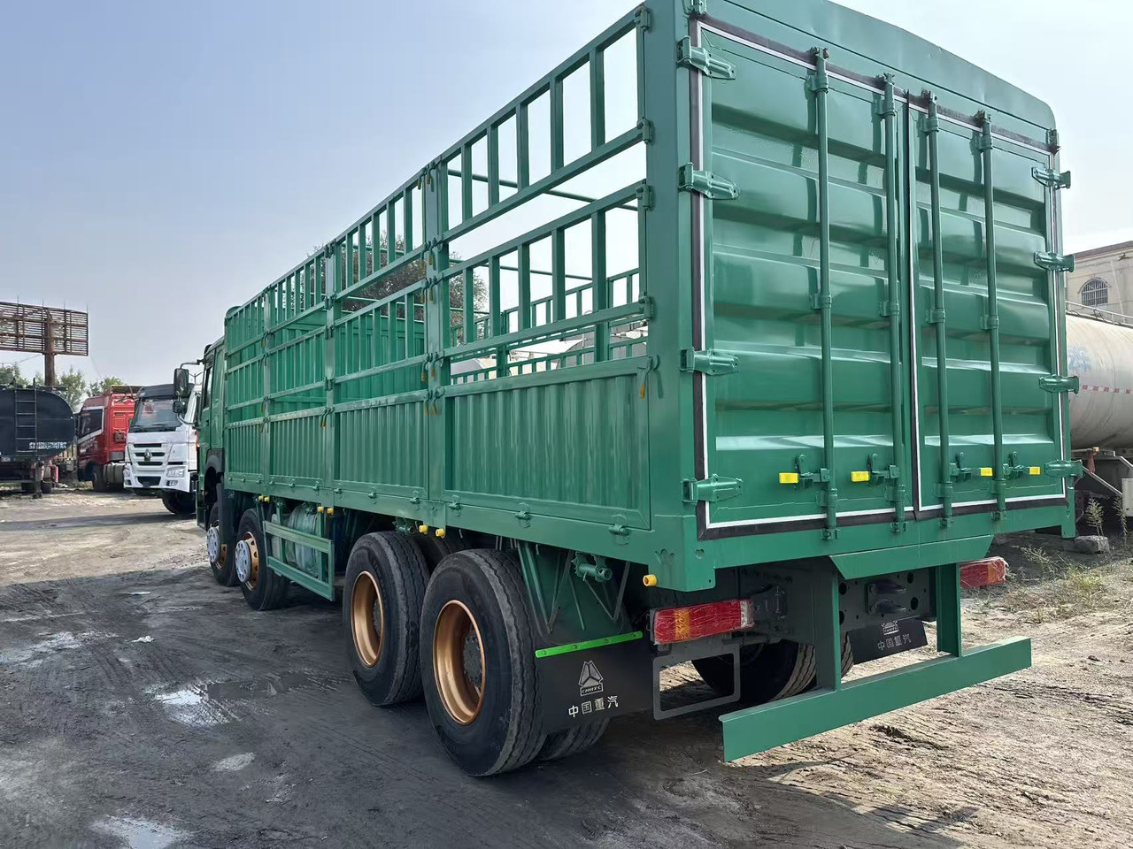SINOTRUK HOWO 420hp 8x4 fence truck - شاحنات مسطحة: صور 5 SINOTRUK HOWO 420hp 8x4 fence truck - شاحنات مسطحة: صور 5