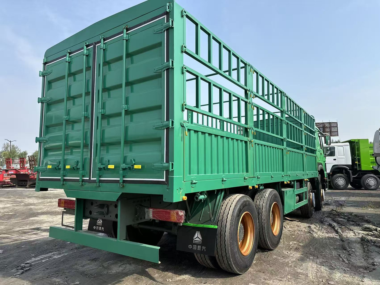SINOTRUK HOWO 420hp 8x4 fence truck - شاحنات مسطحة: صور 2 SINOTRUK HOWO 420hp 8x4 fence truck - شاحنات مسطحة: صور 2