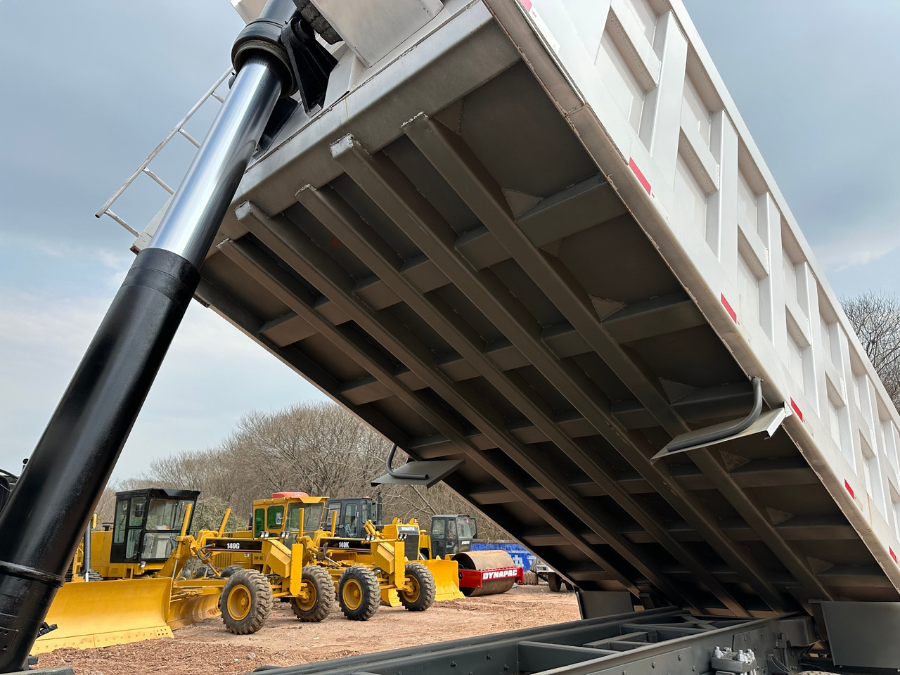 قلابات لنقل البضائع الحرة SINOTRUK HOWO Dump truck 371 6x4: صور 8