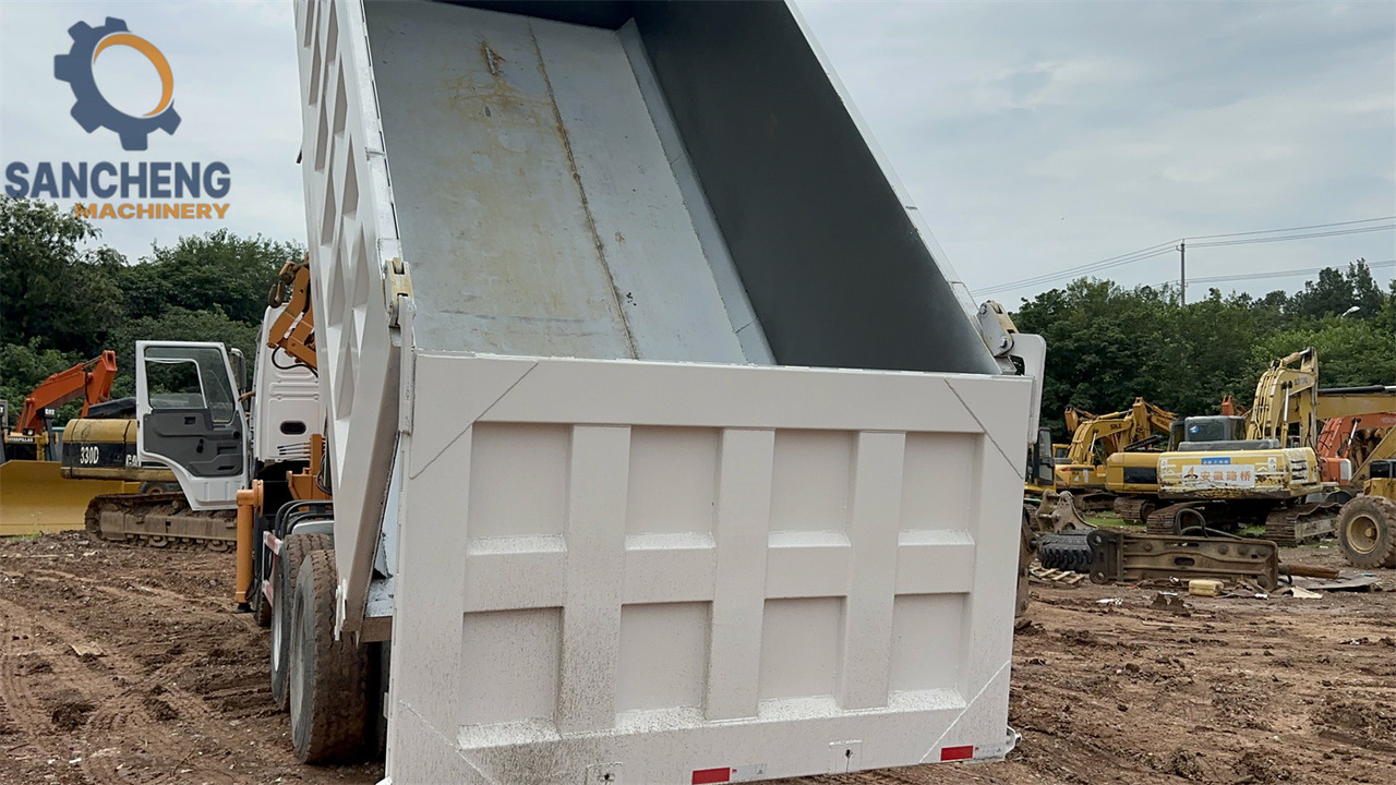 شاحنة كرين SINOTRUK Howo 371 6x4 crane truck: صور 9