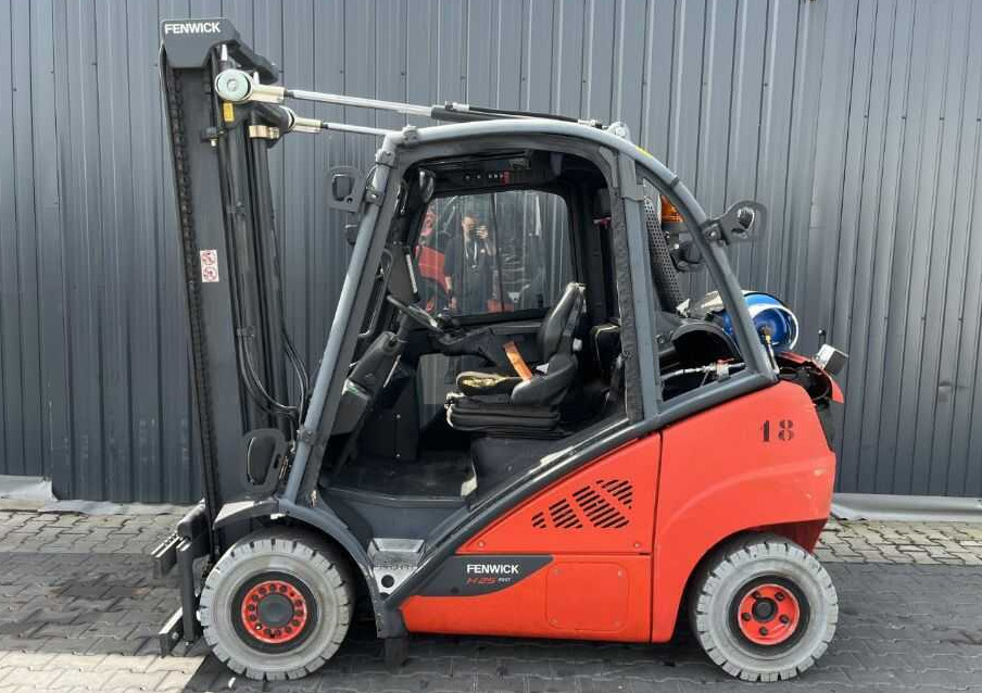 Linde H25T-02 - رافعة شوكية تعمل بالغاز: صور 2 Linde H25T-02 - رافعة شوكية تعمل بالغاز: صور 2