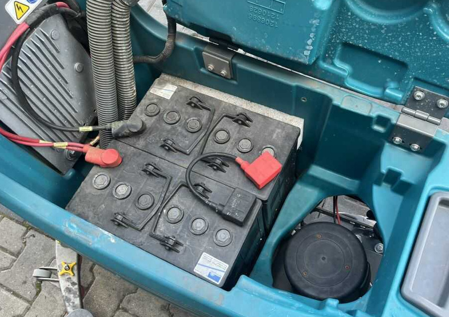 Tennant T300 - ماكينة فرك وتجفيف: صور 5 Tennant T300 - ماكينة فرك وتجفيف: صور 5