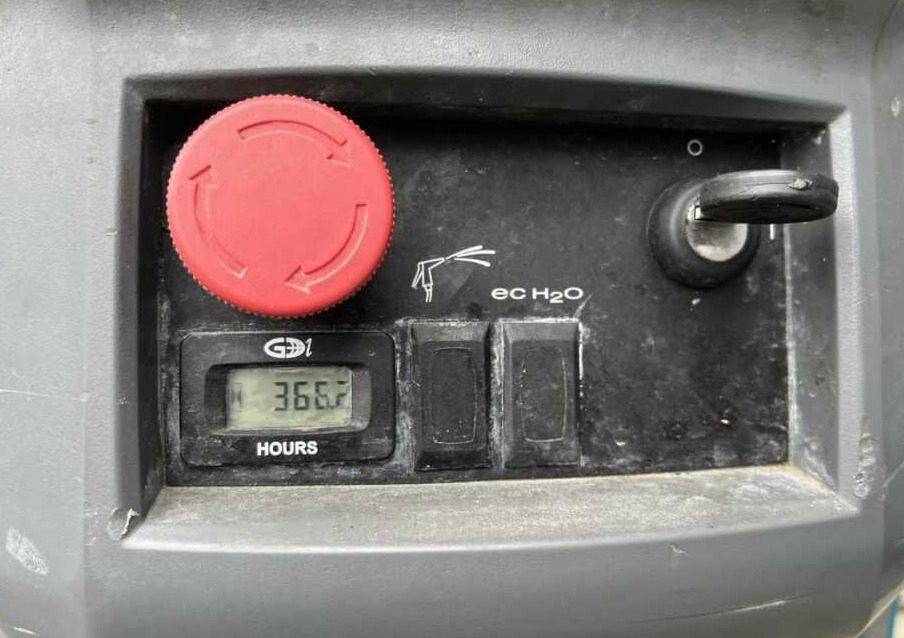 Tennant T500 - ماكينة فرك وتجفيف: صور 5 Tennant T500 - ماكينة فرك وتجفيف: صور 5