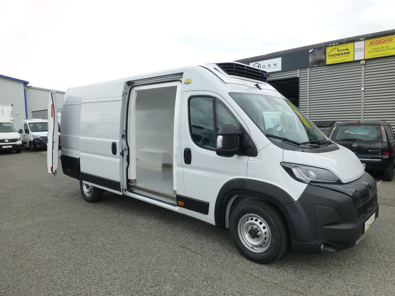 Peugeot Boxer Kühlkastenwagen Carrier Xarios 300 GH Navi - الشاحنات الصغيرة المبردة: صور 1 Peugeot Boxer Kühlkastenwagen Carrier Xarios 300 GH Navi - الشاحنات الصغيرة المبردة: صور 1