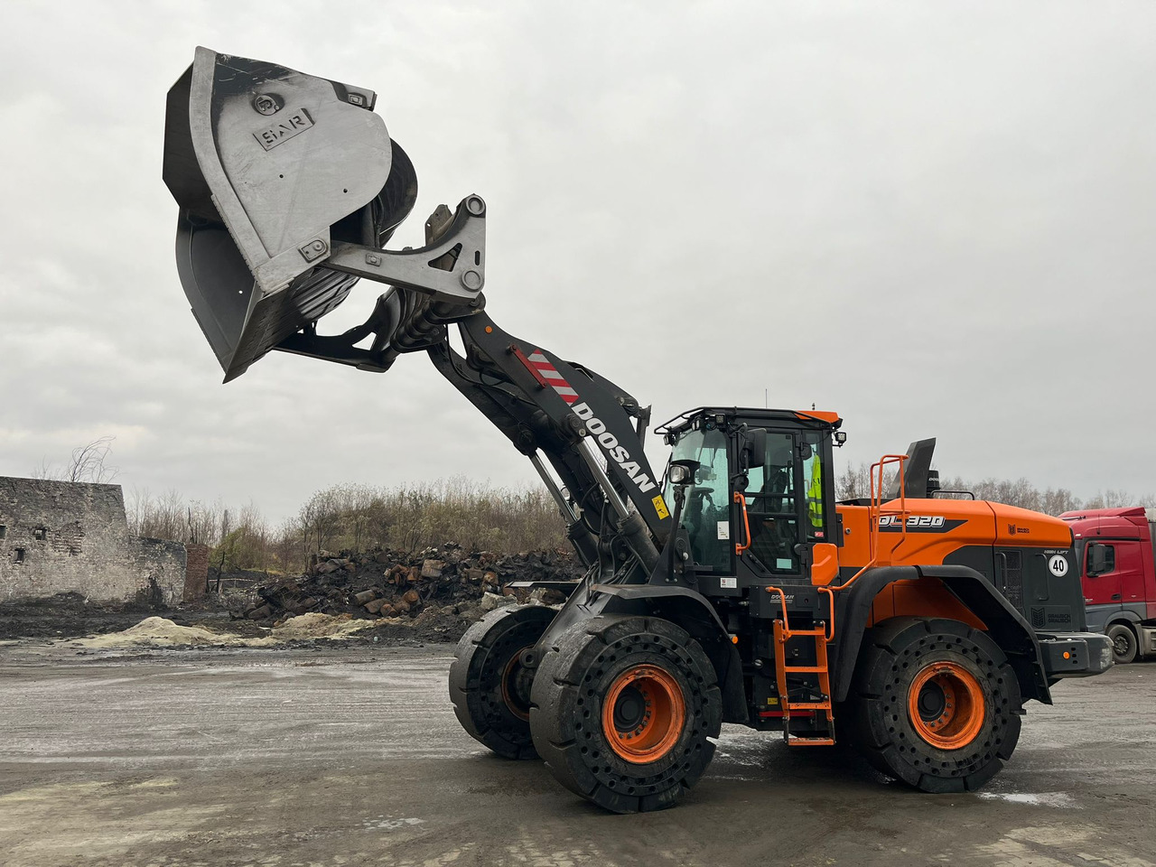 DOOSAN DL320-7 - اللودر بعجل: صور 1 DOOSAN DL320-7 - اللودر بعجل: صور 1