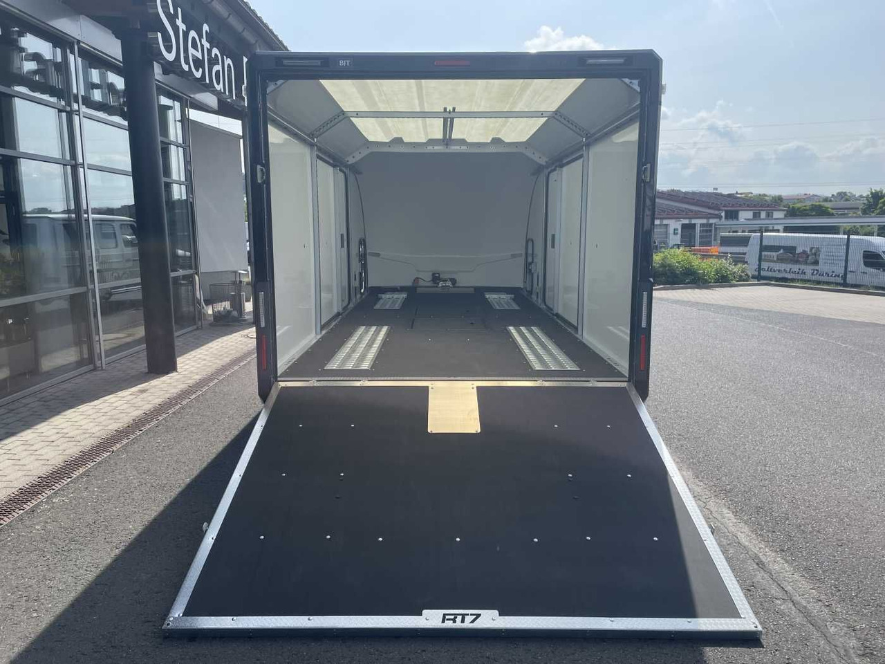 Brian James Race Transporter 7 / 6,16 m 3.500 kg - شاحنة نقل سيارات مقطورة: صور 3 Brian James Race Transporter 7 / 6,16 m 3.500 kg - شاحنة نقل سيارات مقطورة: صور 3